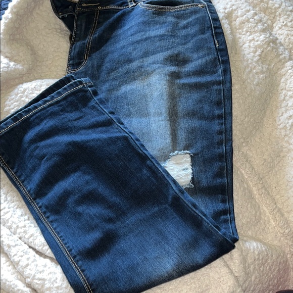 Stylish Blue Distressed Women capris - Picture 6 of 8